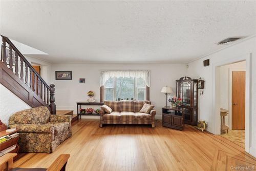 1522 Surprise St, Elmont, NY, 11003-2438 | Card Image