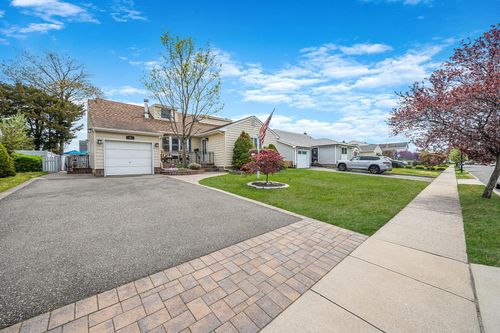 99 Knollwood Dr, Carle Place, NY, 11514-1412 | Card Image