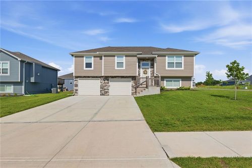 700 Summer Dawn Cir, Belton, MO, 64012 | Card Image
