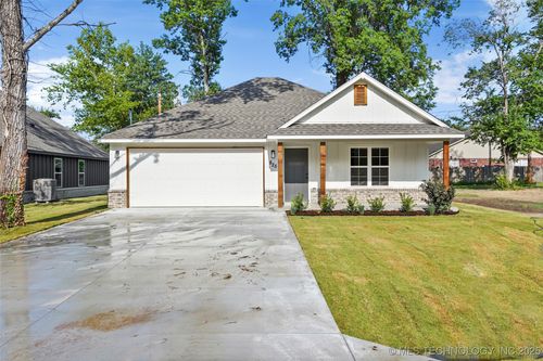 825 S Wood St, Pryor, OK, 74361-6038 | Card Image