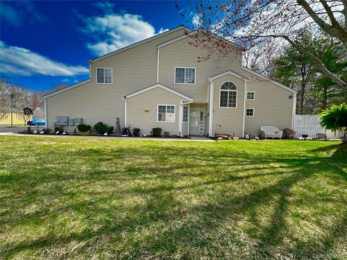 142 Farm House Ct, Manorville, NY, 11949-2635 | Card Image