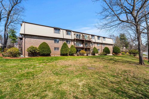 unit-4-2 Silvestri Cir, Derry, NH, 03038-1324 | Card Image