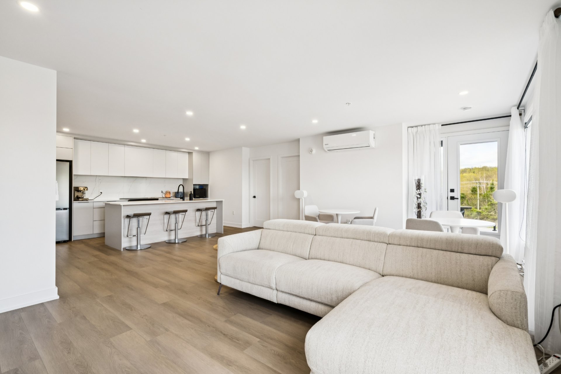 Residential Lease in Sainte-Agathe-des-Monts 2