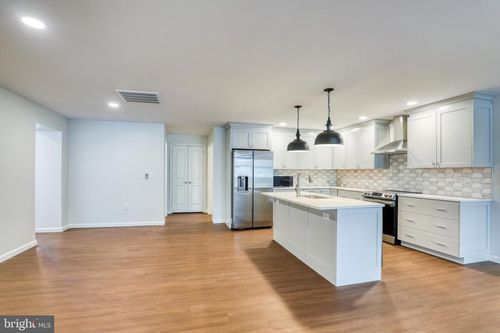 apt-204-210 E Boscawen St, WINCHESTER, VA, 22601-5764 | Card Image