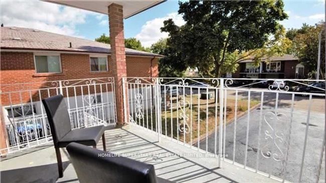 28 Bramhall Crt, House attached with 4 bedrooms, 3 bathrooms and 4 parking in Brampton ON | Image 4