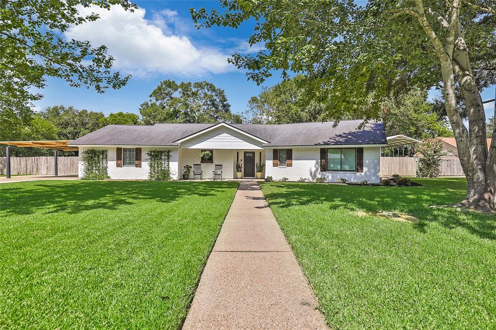 Travis St, Liberty, TX 77575