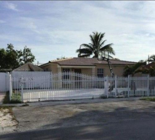 621 E 39th St, Hialeah, FL, 33013-2852 | Card Image