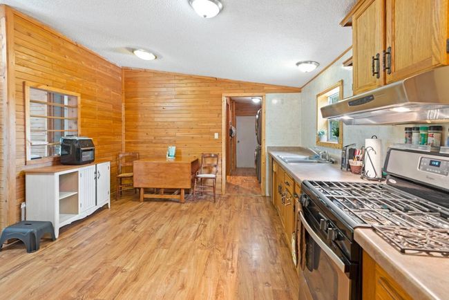 Extra large eat-in kitchen with gas stovetop and oven | Image 10