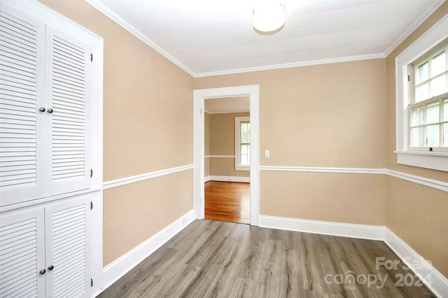 Kitchen sitting area | Image 12