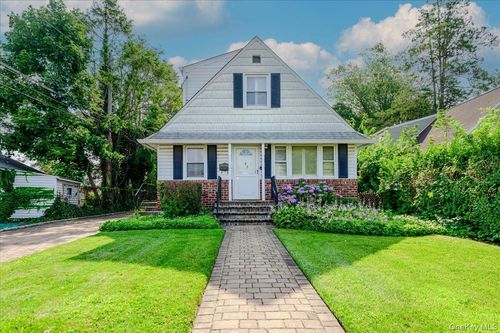 46 Schumacher Dr, New Hyde Park, NY, 11040-3606 | Card Image