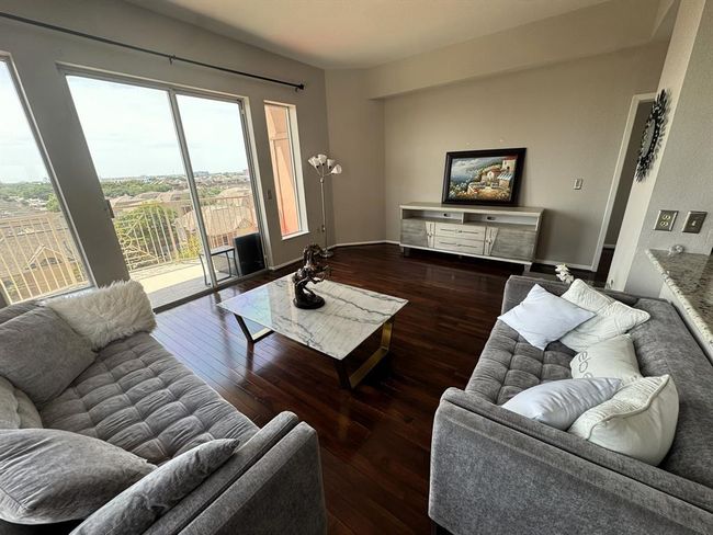 Living Area | Image 18