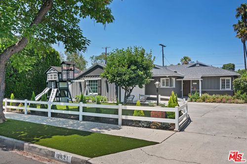 6421 Gaviota Ave, Lake Balboa, CA, 91406-6405 | Card Image