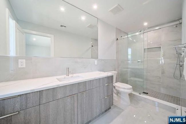 39 Henry Ave, Home with 3 bedrooms, 4 bathrooms and null parking in Palisades Park NJ | Image 20