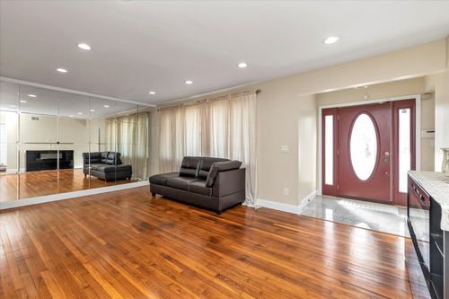69 Lloyd Ct, East Meadow, NY, 11554-1508 | Card Image