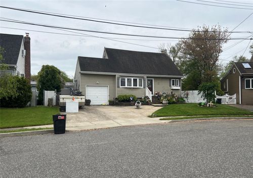 34 Karen St, West Babylon, NY, 11704-6806 | Card Image
