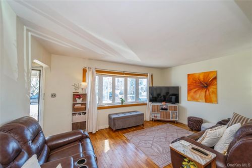 20 Iris Ave, Merrick, NY, 11566-1110 | Card Image