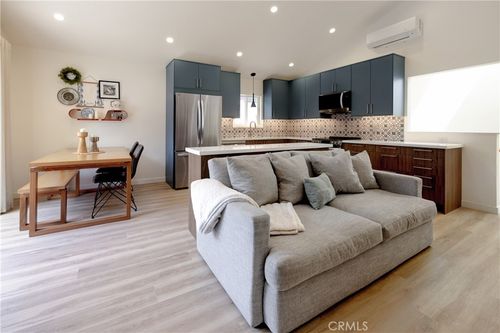 b-1651 Park Ave, Long Beach, CA, 90815-3895 | Card Image