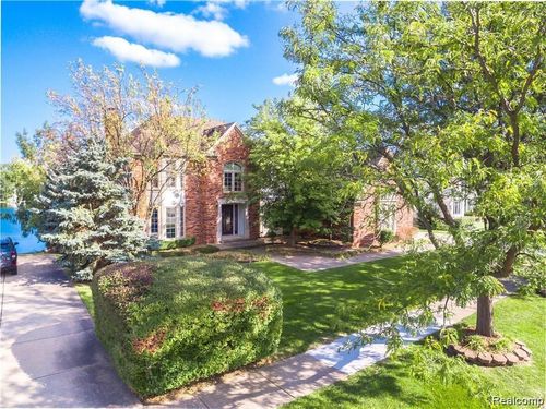 49090 Driftwood Dr, Shelby Twp, MI, 48317-1739 | Card Image