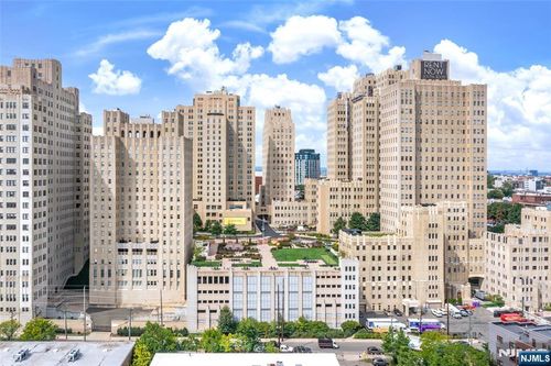 4 Beacon Way, Jersey City, NJ, 07304-6102 | Card Image