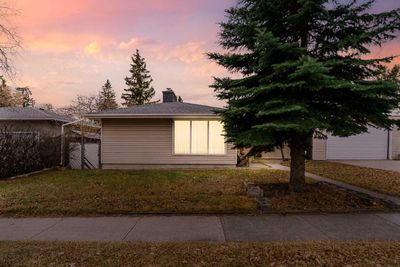 975 Northmount Dr Nw, House other with 4 bedrooms, 2 bathrooms and 4 parking in Calgary AB | Image 1