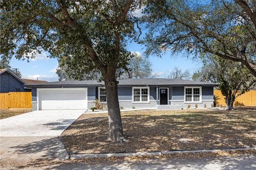 615 E Ligustrum Blvd, Robstown, TX, 78380-2427 | Card Image