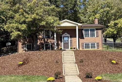 831 Paul St, Staunton, VA, 24401-4864 | Card Image