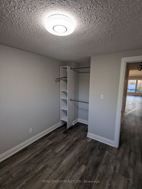 5072 University Avenue, Niagara Falls, ON, L2E7B7 | Card Image