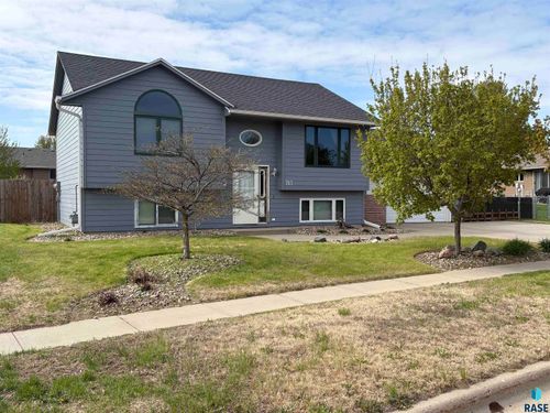 713 E Magnolia Dr, Brandon, SD, 57005-1069 | Card Image