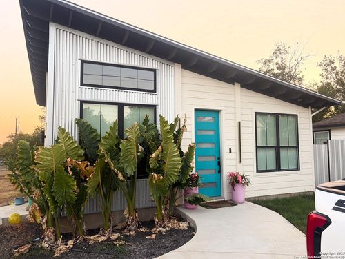 1007 3rd St, Floresville, TX, 78114-1945 | Card Image
