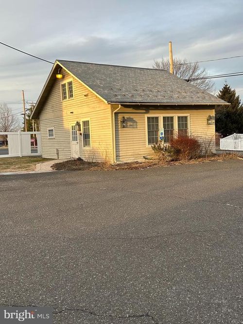 carriage-house-404 Main Street, PENNSBURG, PA, 18073 | Card Image