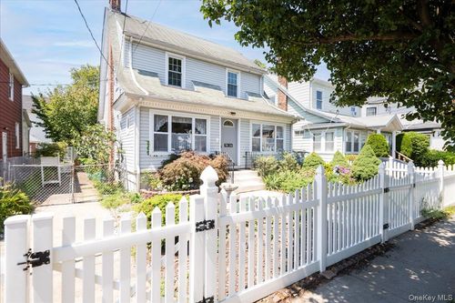 94 221st St, Queens Village, NY, 11428-2142 | Card Image