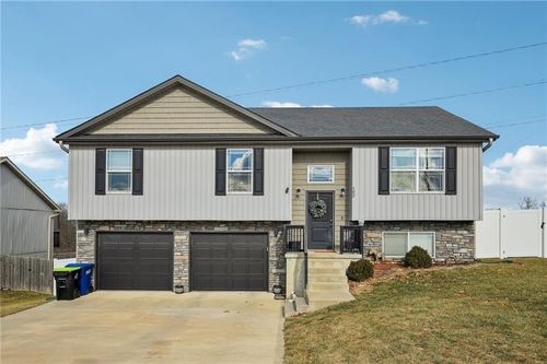 102 Division St, Knob Noster, MO, 65336-2015 | Card Image