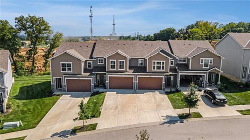 7301 Aaron St, Parkville, MO, 64152-8770 | Card Image