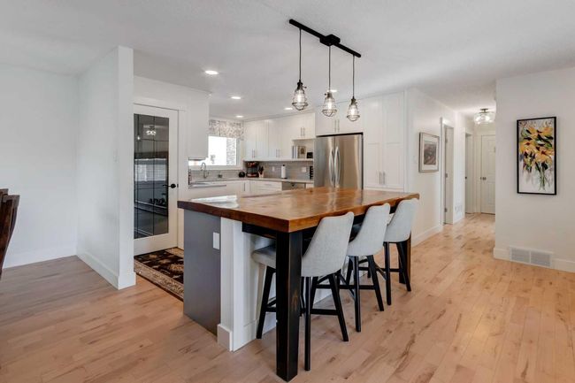 2607 Laurel Cres Sw, House other with 3 bedrooms, 3 bathrooms and 2 parking in Calgary AB | Image 10