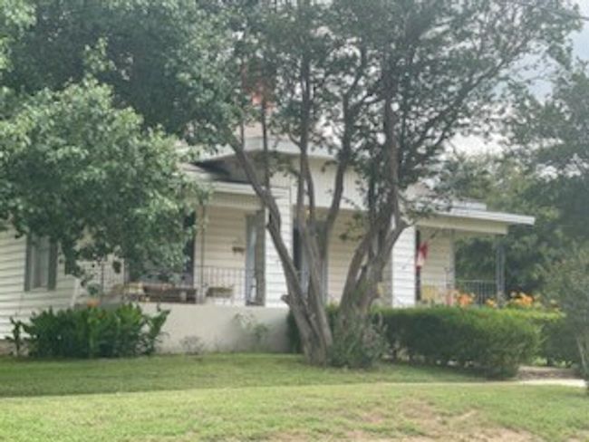 300 Nw 2 Nd St, House other with 2 bedrooms, 2 bathrooms and null parking in Hubbard TX | Image 4