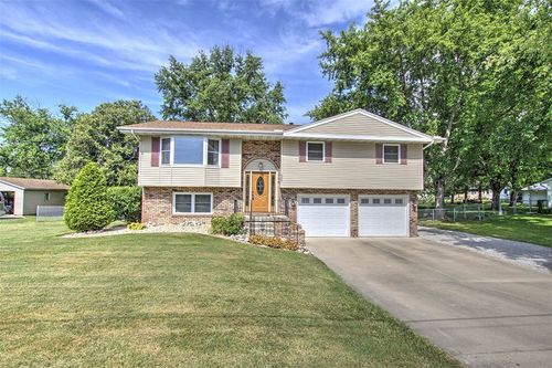 935 Woodland Dr, Mt Zion, IL, 62549-1409 | Card Image