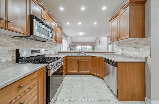 93 Lynch Cir, House attached with 4 bedrooms, 4 bathrooms and 2 parking in Guelph ON | Image 13