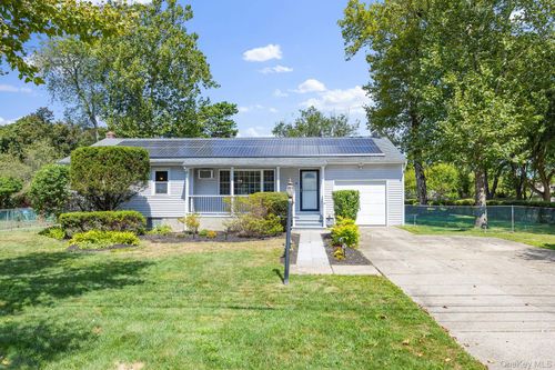 37 Bailey Ave, Bay Shore, NY, 11706-3061 | Card Image