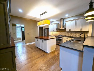 Kitchen with high-end appliances | Image 3