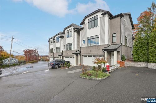 555 Edgewater Ave, Ridgefield, NJ, 07657-2737 | Card Image