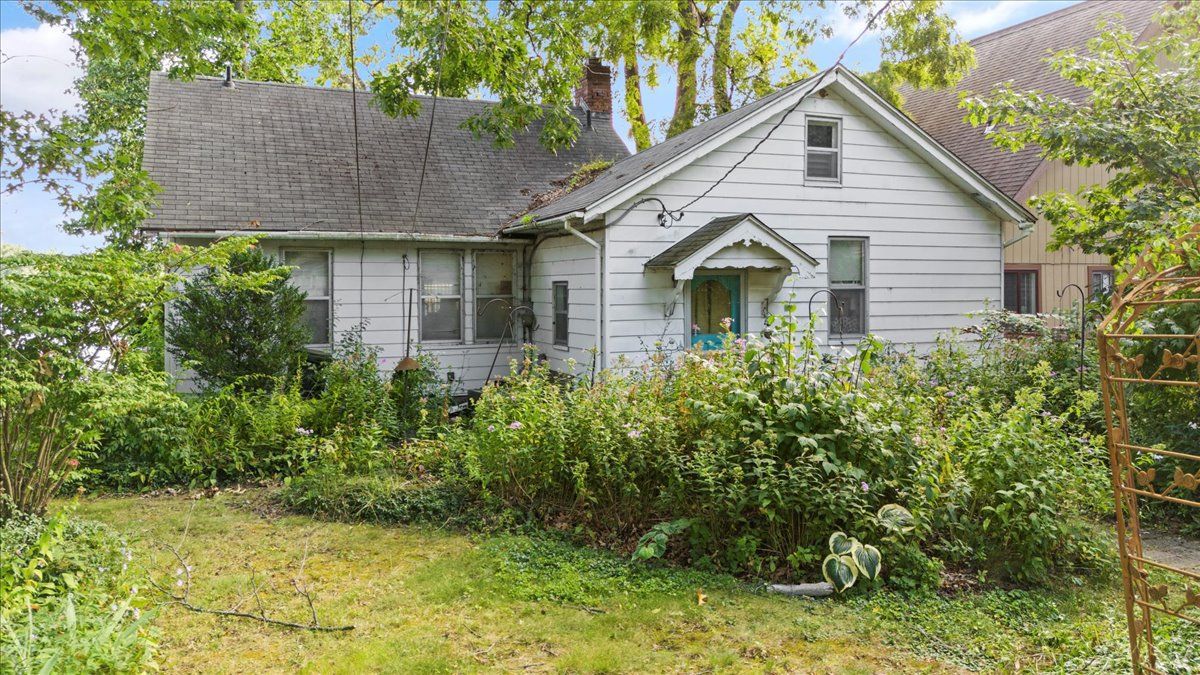 Desmond Rd, Waterford, MI 48329