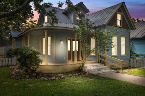 710 Gresham St, Smithville, TX, 78957-1425 | Card Image