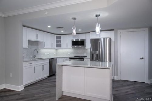 n2220-100 Glen St, Glen Cove, NY, 11542-5119 | Card Image