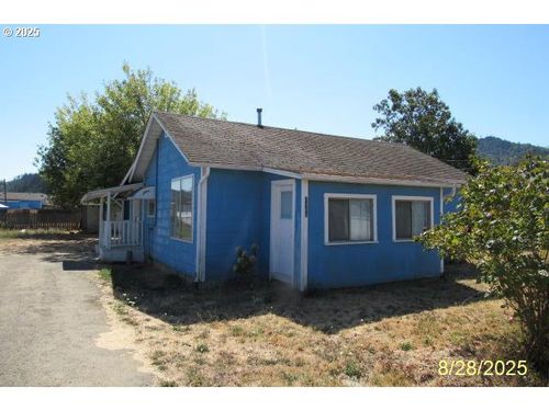 1386 Airway Ave, Sutherlin, OR, 97479-9012 | Card Image