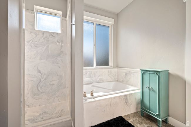 Bathroom with a garden tub | Image 18
