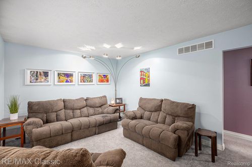 12442 N York Dr, Sterling Heights, MI, 48313-1068 | Card Image
