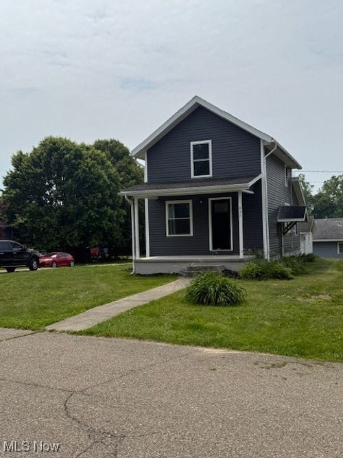 637 Maple St, Newcomerstown, OH, 43832-1231 | Card Image