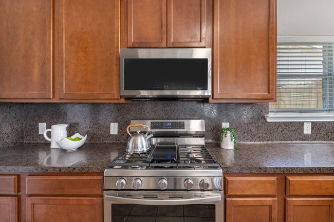 Gas range. | Image 16