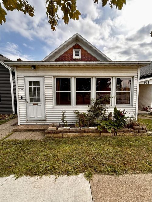 813 E Mark St, Winona, MN, 55987-4513 | Card Image