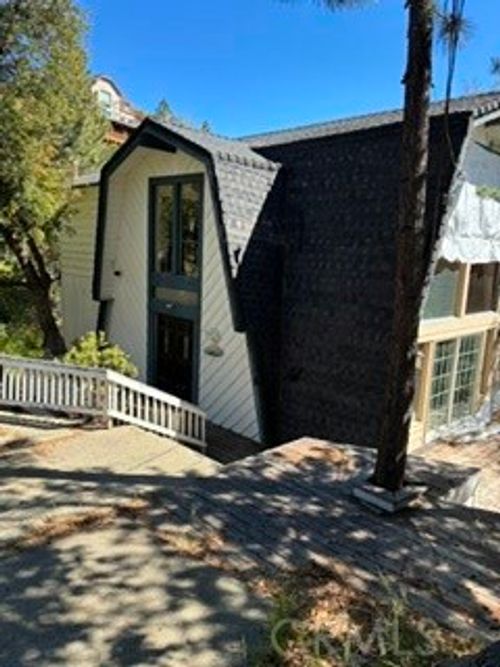 1083 Nadelhorn Dr, Lake Arrowhead, CA, 92352-9756 | Card Image